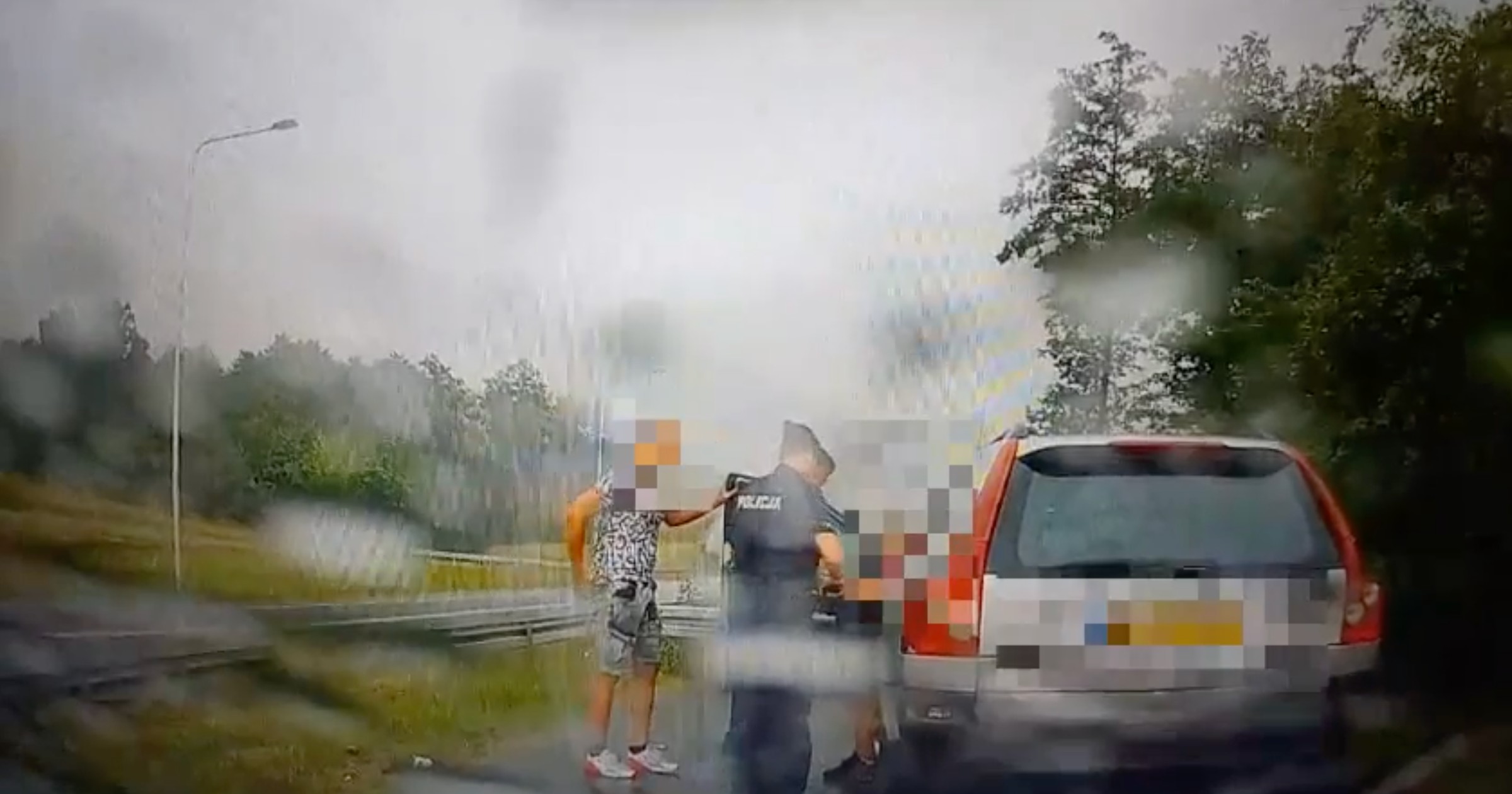 Nietypowe manewry kierowcy Volvo. Przyczyną wcale nie była kierownica po prawej stronie