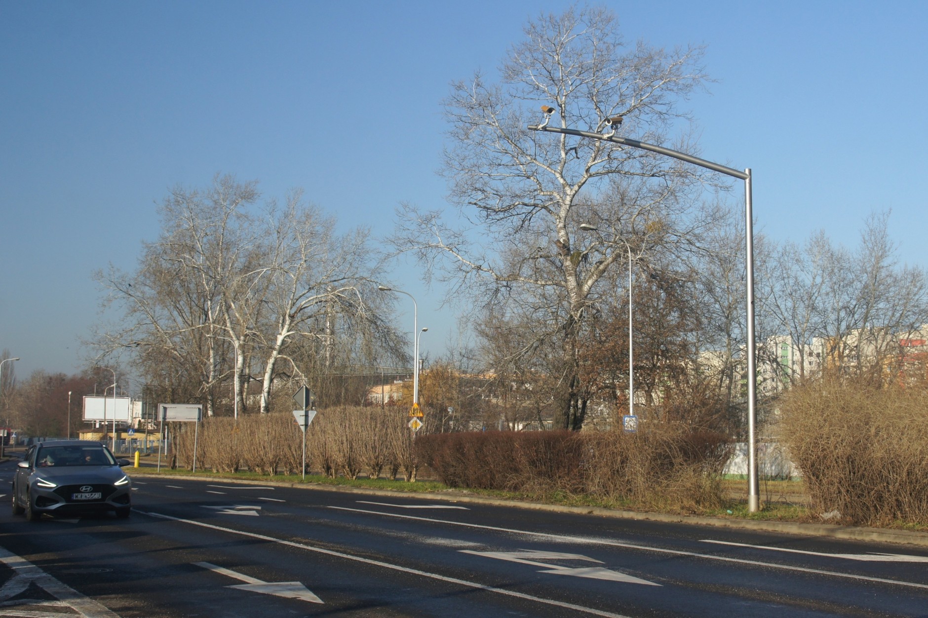 Żółte kamery GITD przy wjeździe na skrzyżowanie
