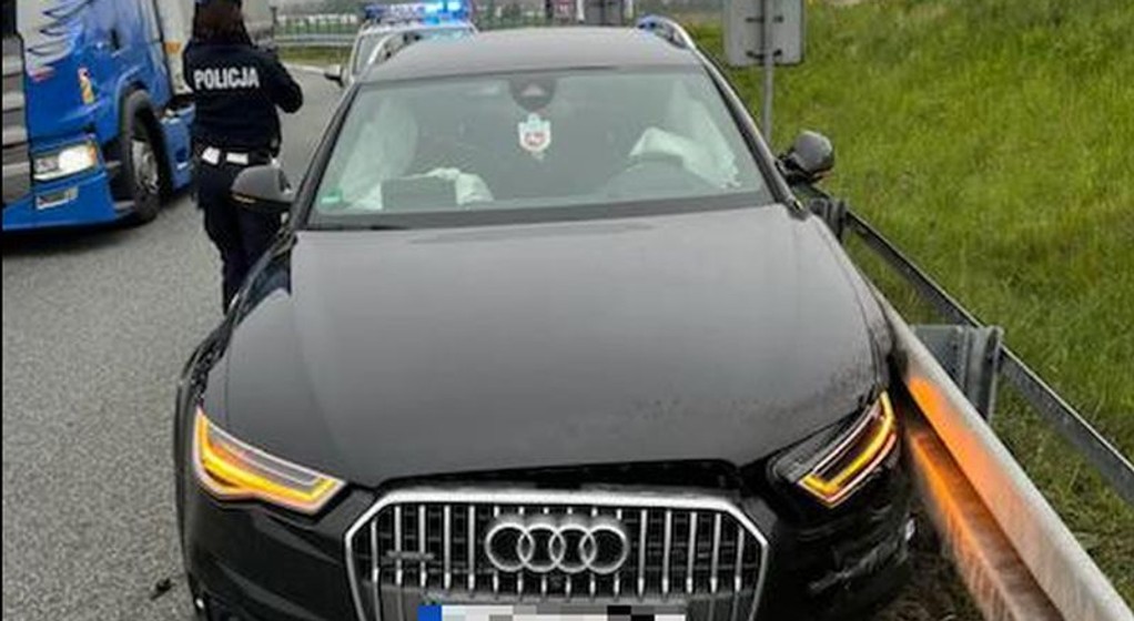 Porzucone Audi blokowało zjazd z autostrady A4