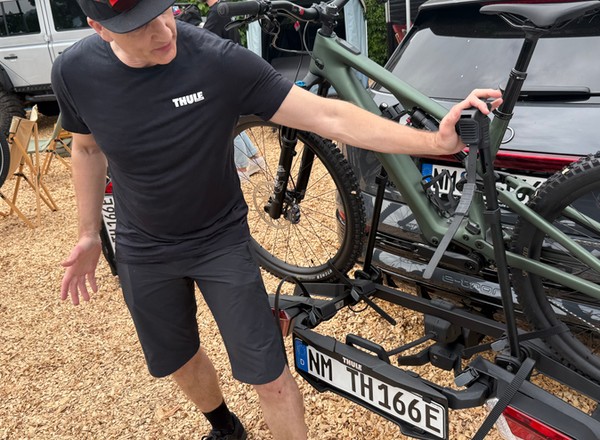 Thule pokazało nowy, tani bagażnik rowerowy na hak. Świetny pomysł, skąd ta cena?