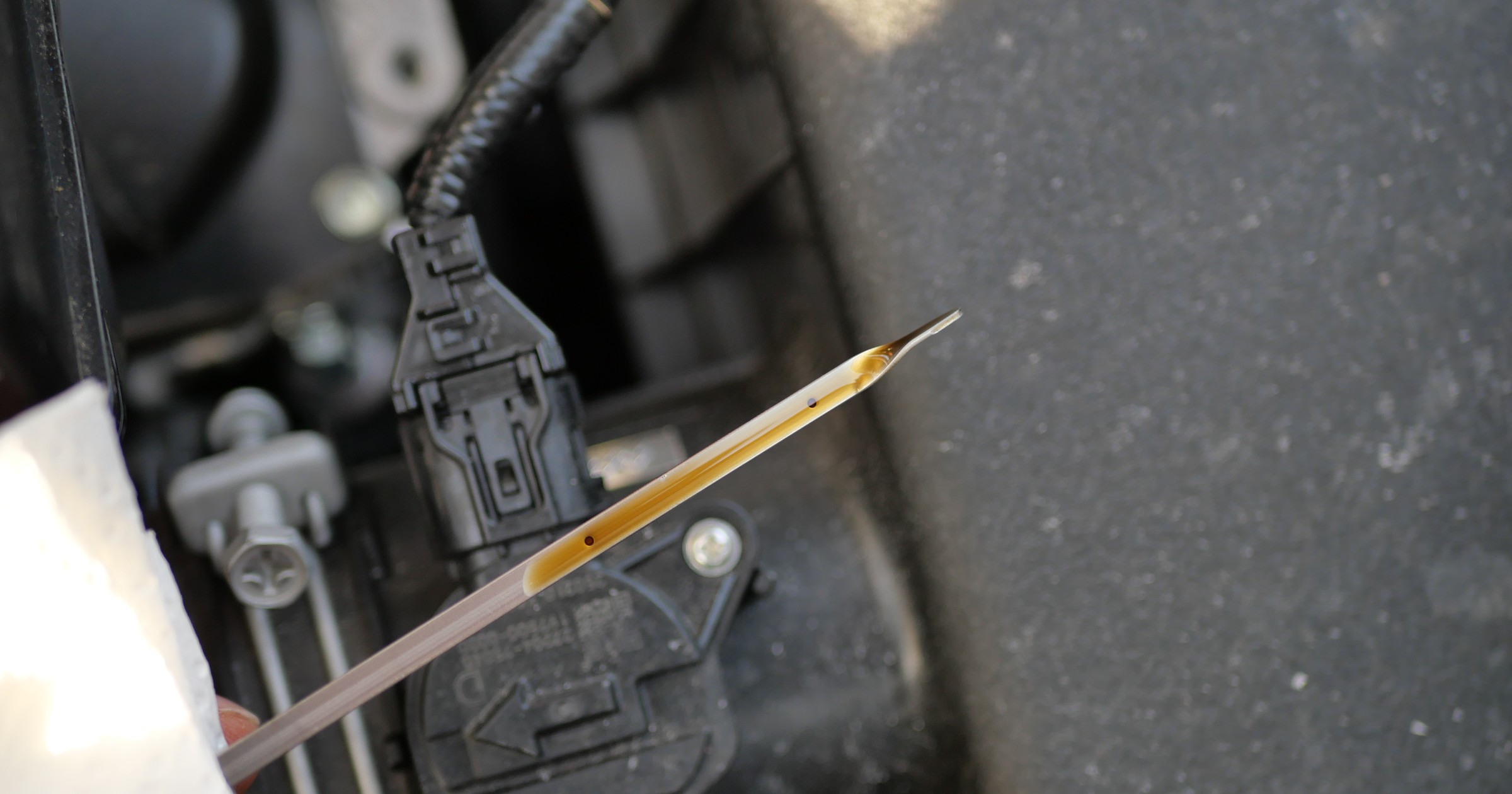 Zbyt wysoki poziom oleju w silniku samochodu hybrydowego: to może być wynik jazdy głównie po mieście