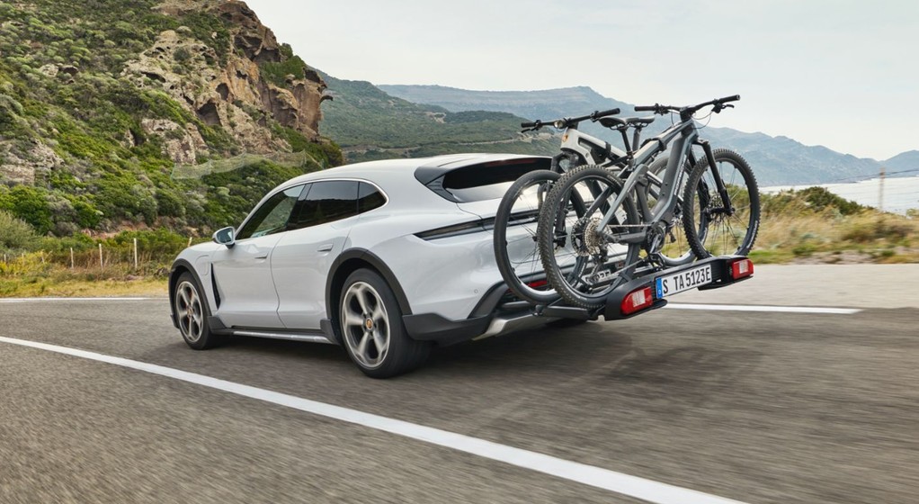 Taycan 4S Cross Turismo wiozący e-rowery Porsche