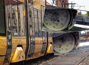 Motorniczy ostrzegają przed "czarną szyną". Co to takiego?