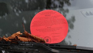 Czerwona naklejka na samochodzie oznacza poważne problemy. Trzeba działać od razu
