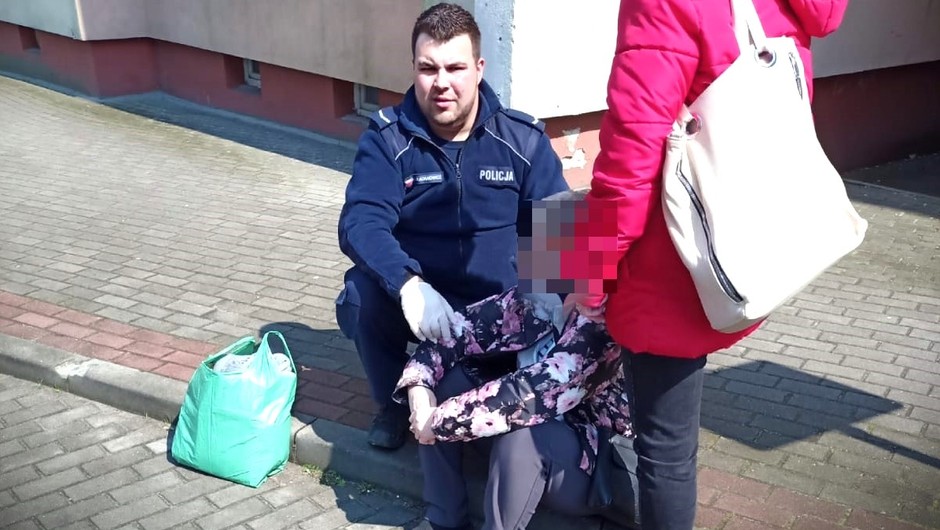Obraz pochodzący z serwisu https://pomorska.policja.gov.pl/pom/informacje/wiadomosci/132558,Policjanci-z-drogowki-pomogli-kobiecie-ktora-stracila-przytomnosc-na-ulicy.html