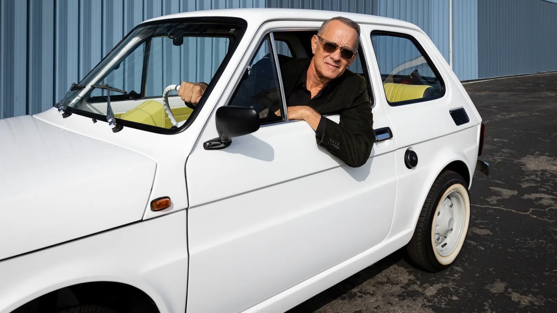 Tom Hanks w podarowanym "maluchu"