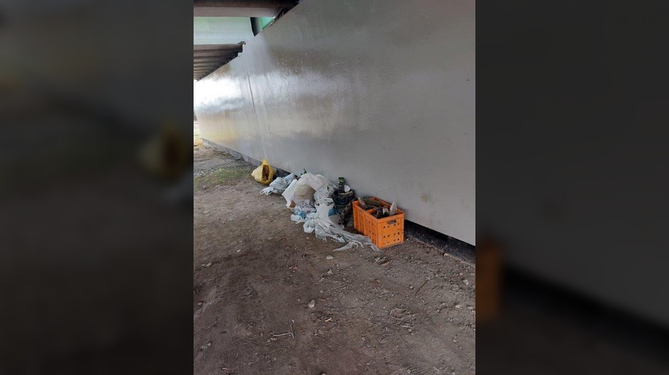 Śmieci pozostawione w przejściu pod drogą krajową - woj małopolskie