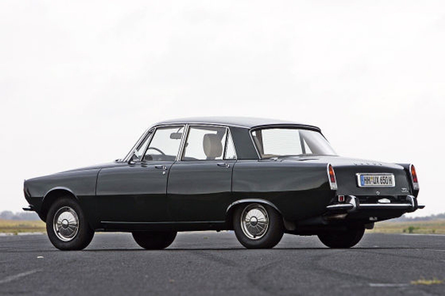 Z tyłu oś typu De-Dion. Francuskie rozwiązanie idealnie pasujące do angielskiego auta.