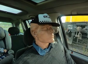 Poczuj się jak w aucie, w które uderza pociąg. PKP udostępniły nagranie