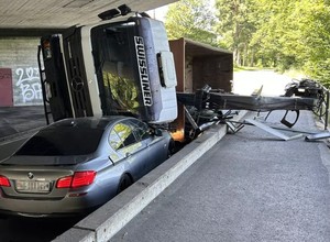 Ciężarowy Mercedes z dźwigiem zahaczył o wiadukt i przygniótł BMW