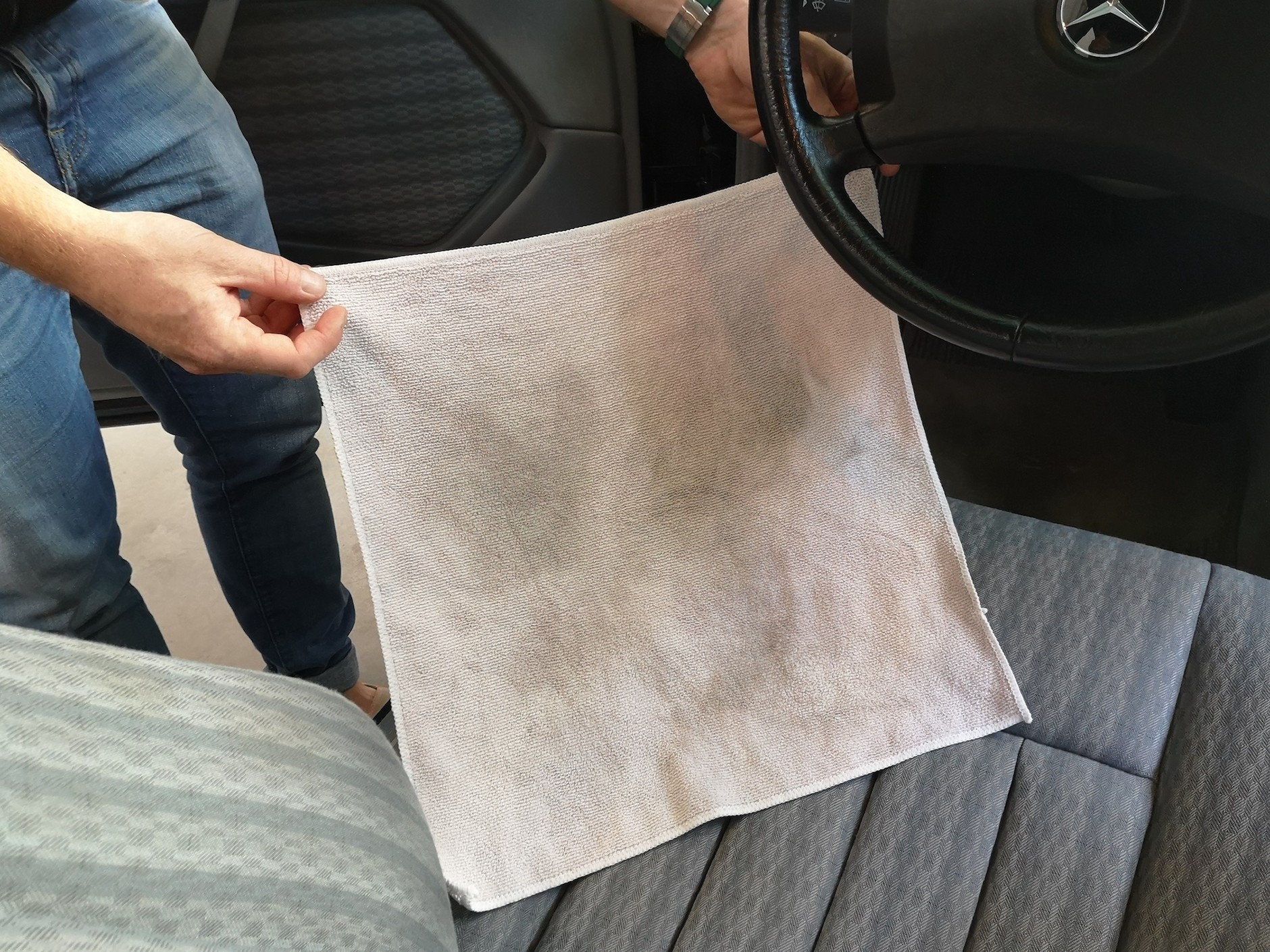 Czyszczenie i dezynfekcja wnętrza: tak wygląda fabrycznie nowa szmatka po wyczyszczeniu kieriownicy