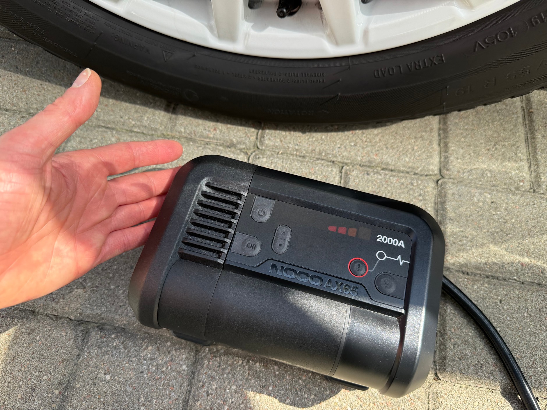 Szybki kompresor produkuje sporo ciepła, jest więc prądożerny, dość szybko drenuje baterię