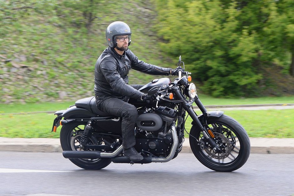 Harley-Davidson Roadster na drodze