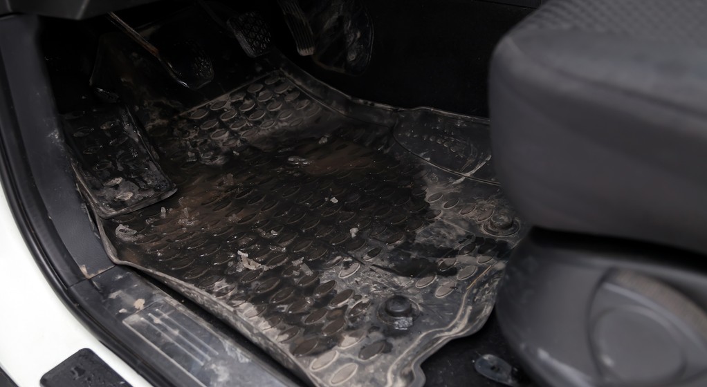 Gumowa mata w samochodzie