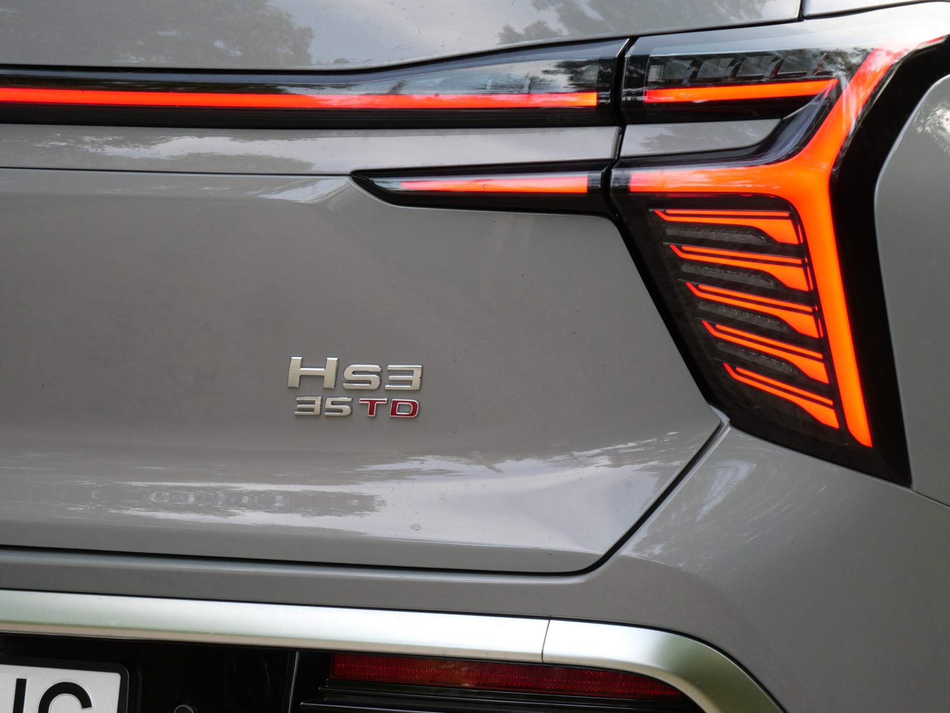 Hongqi HS3