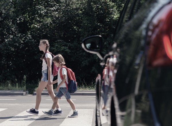 Czy można jechać, gdy pieszy wciąż jest na przejściu? Stawką mandat 1500 zł – wyjaśniamy