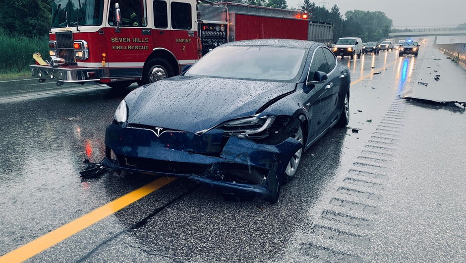 Tesla Model S wypadek straż pożarna