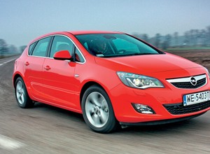 Opel Astra IV (2009-18) – przyjemny wygląd, sporo przestrzeni z przodu, dobre wykończenie