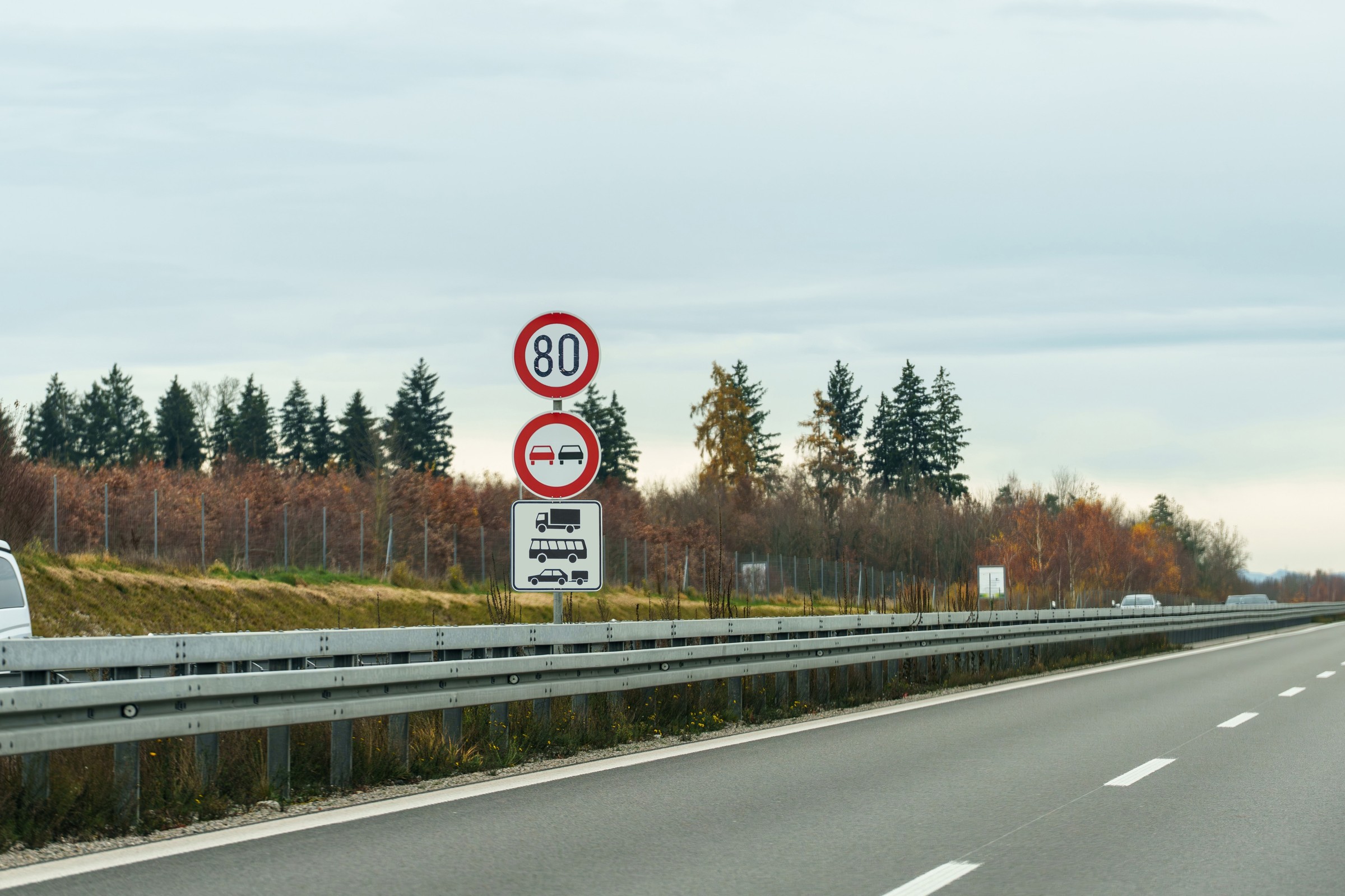 Trzy znaki mylą kierowców. Ich niefortunne ułożenie sprzyja łapaniu mandatów