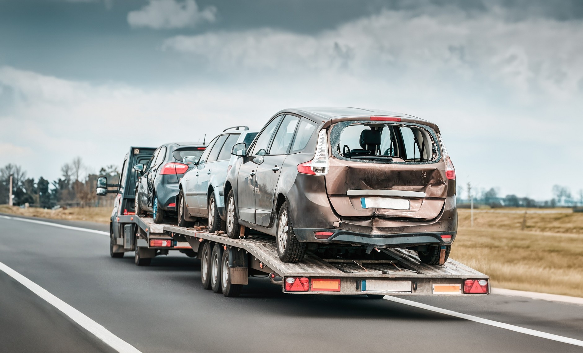 Koszty napraw są w Polsce niższe niż w Niemczech, to sprawia, że najbardziej opłaca się przywozić samochody uszkodzone.