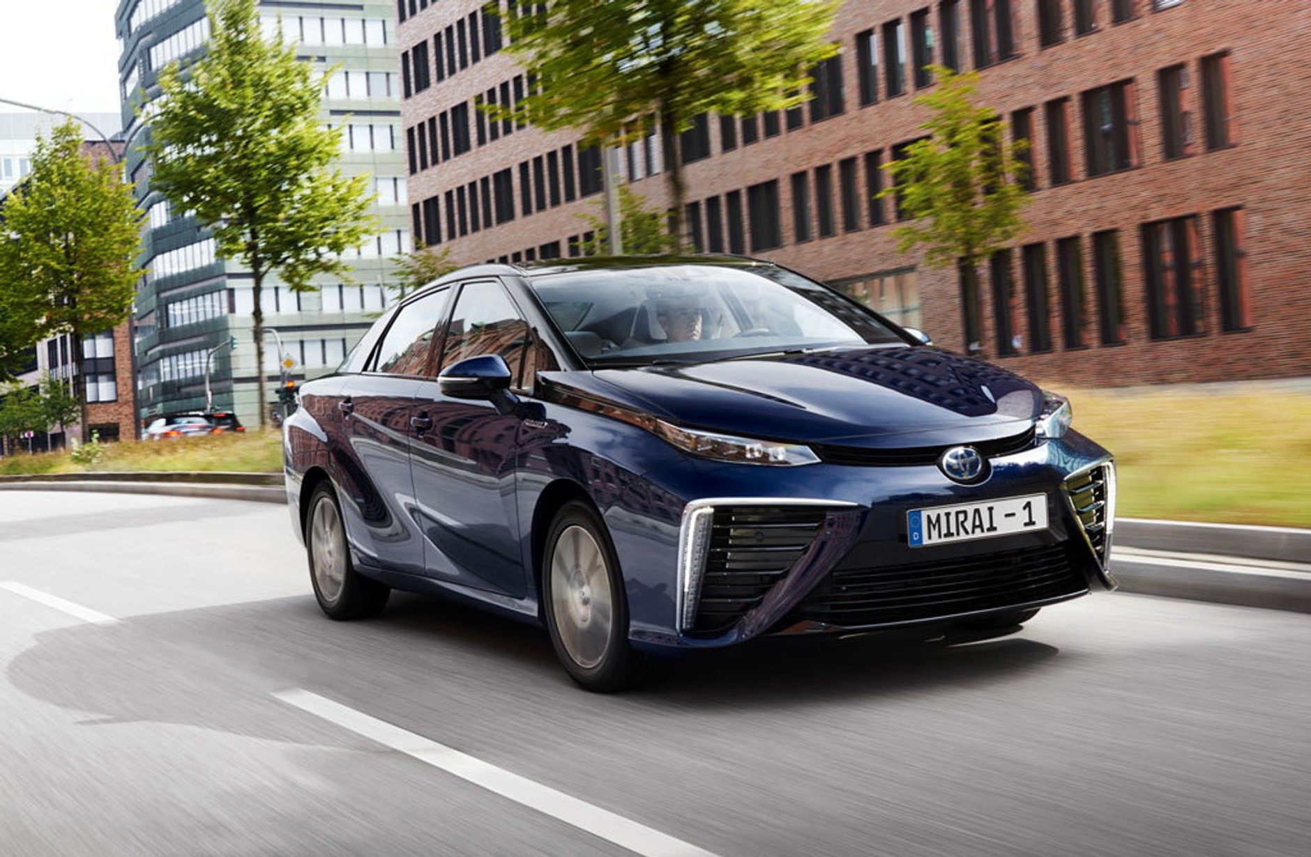 Toyota Mirai - zatankuj wodór i ruszaj w drogę.
