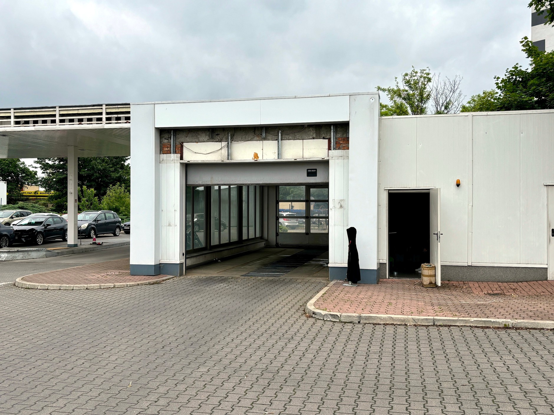 Likwidowana stacja paliw Shell przy ul. Ostrobramskiej w Warszawie