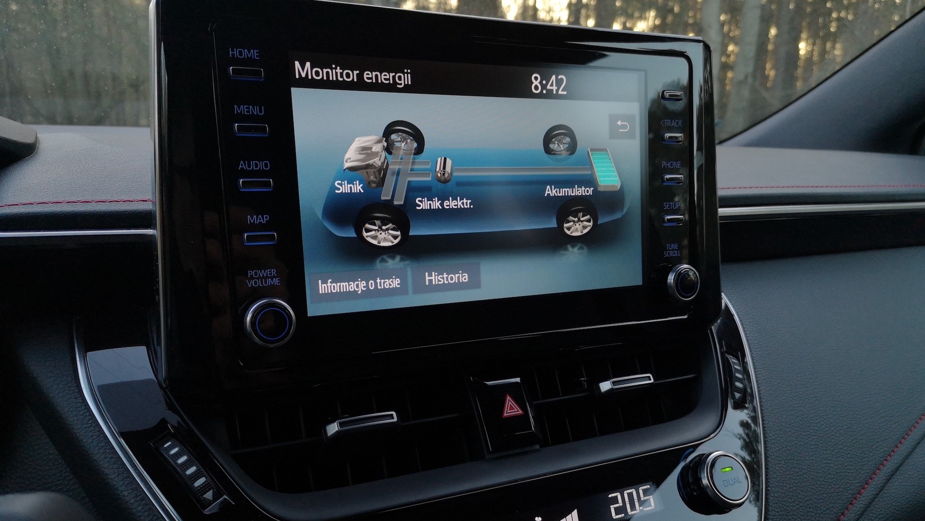Toyota Corolla 2.0 Hybrid Dynamic Force: jakkolwiek obudowa ekranu i zasady sterowania są w porządku, to jednak menu inerfejsu użytkownika i wygląd poszczególnych ekranów wydają się przestarzałe