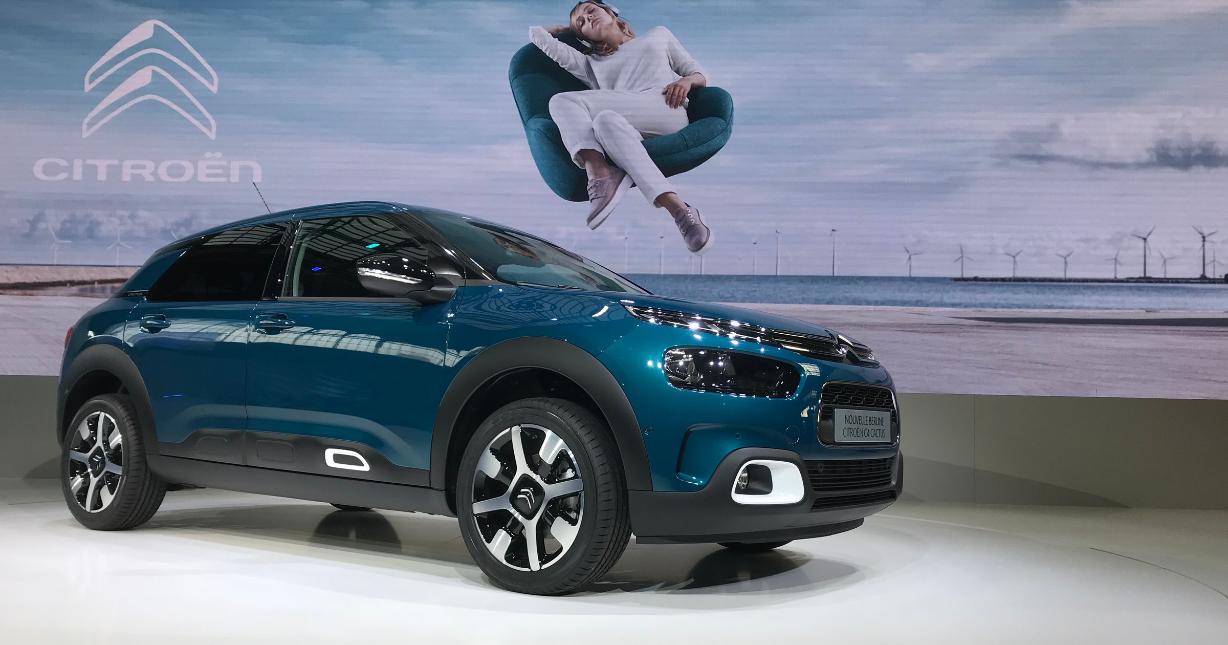 Citroen C4 Cactus. Po ogromnych osłonach na drzwiach ani śladu. Zostały zastąpione mniejszym pasem na dole nadwozia.