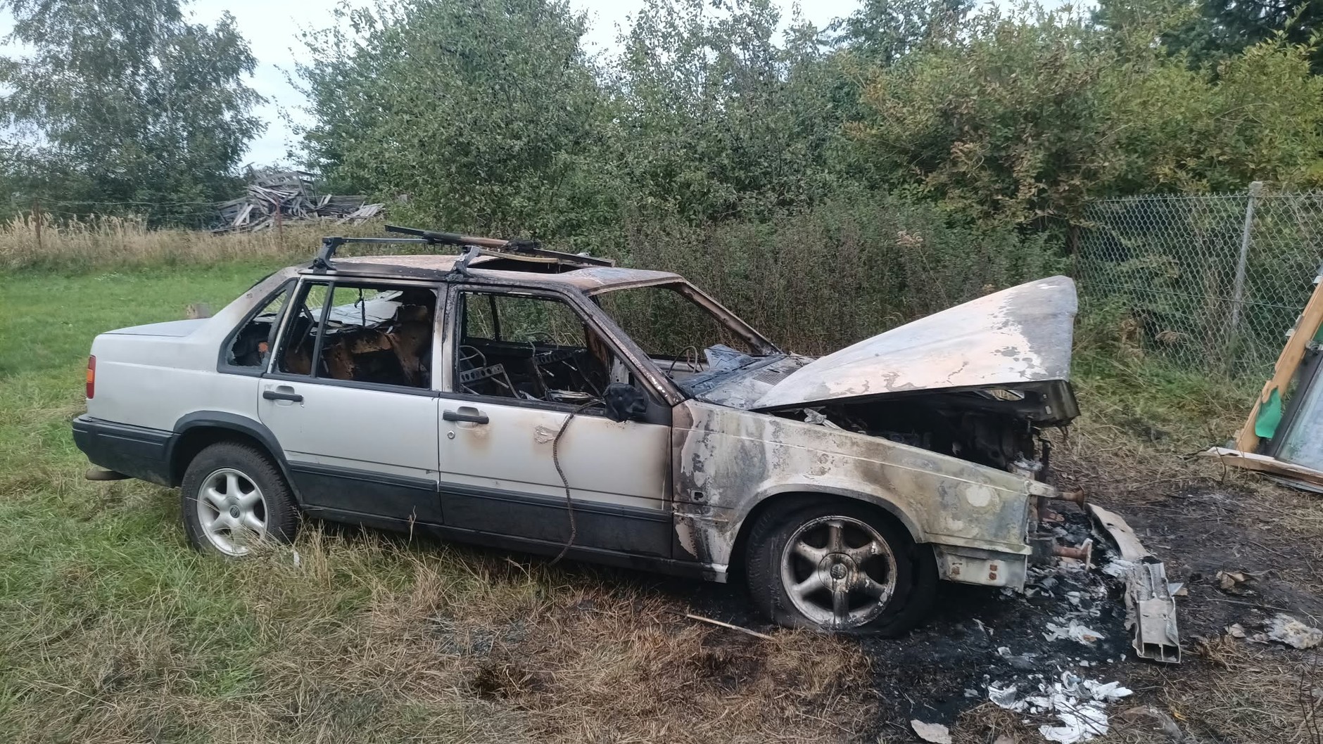 Z klasycznego Volvo został tylko wrak. Do pożaru doszło z powodu wycieku paliwa.  