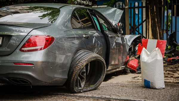 Kierowca Mercedesa wjechał w robotników. Mógł być nietrzeźwy lub pod wpływem innych środków