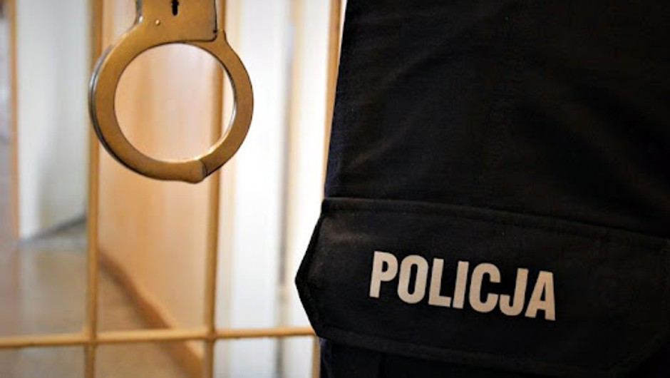 Obraz pochodzący z serwisu https://mazowiecka.policja.gov.pl/ra/aktualnosci/aktualnosci/98712,Pasazer-mazdy-byl-poszukiwany-Po-poscigu-zostal-zatrzymany.html
