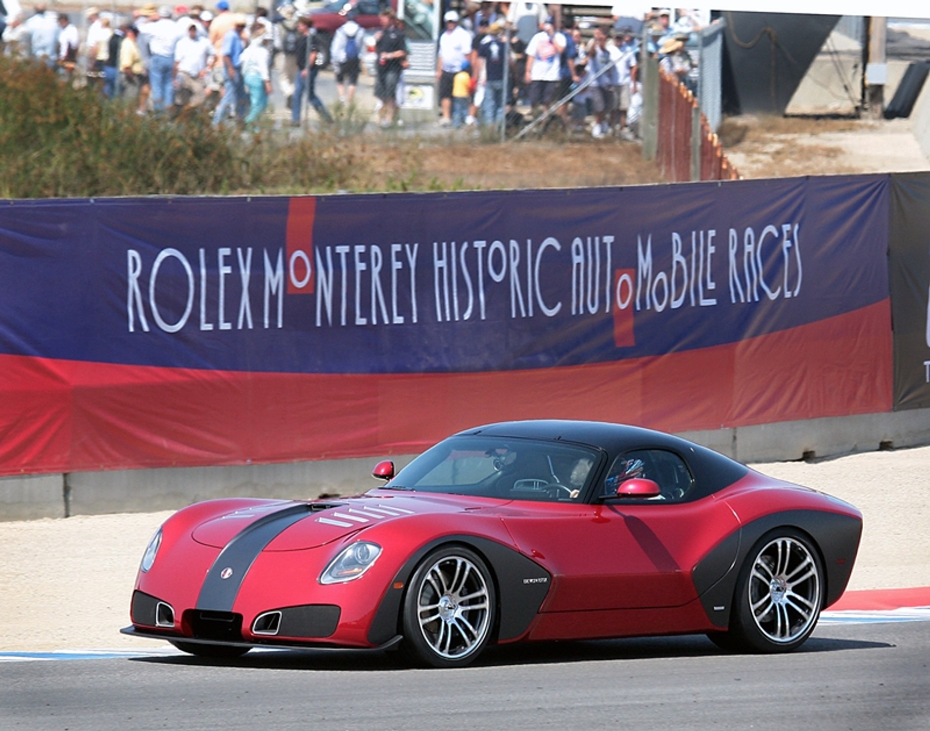 Kim jest ta kobieta? I co to za auto?