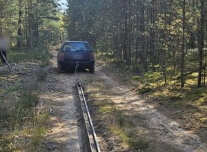Kradł tory kolejowe. Wywoził je... Volkswagenem Passatem B5