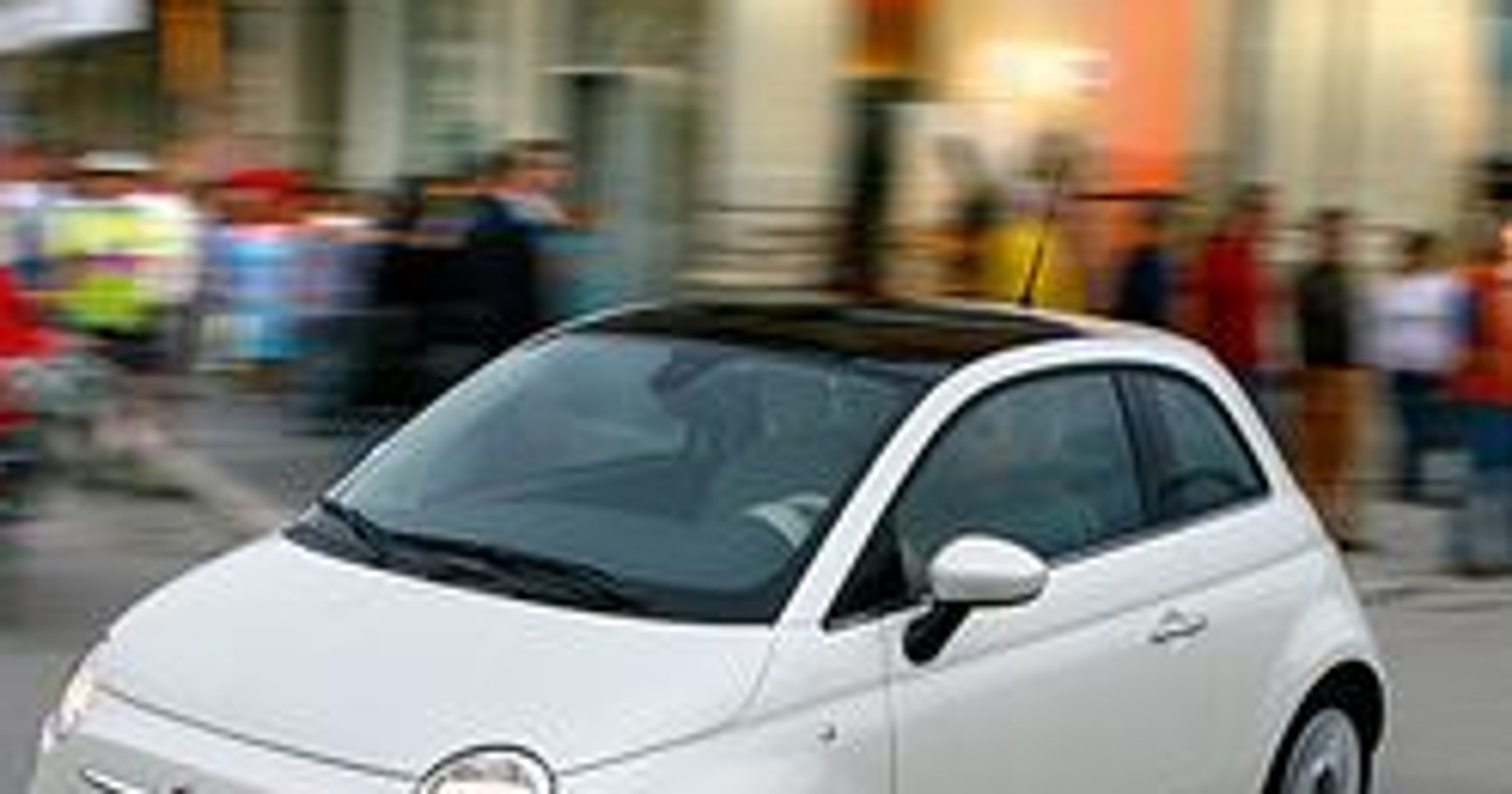 Fiat 500: pojedynek staruszka z młodzieńcem! (wideo)