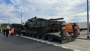 Inspektorzy ITD zważyli naczepę, na której przewożono czołg. Mieli w tym swój cel