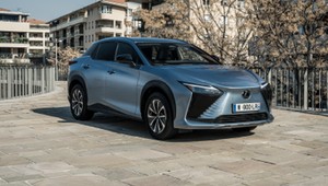 Lexus RZ 300e. Odmiana z napędem na przód i z większym zasięgiem