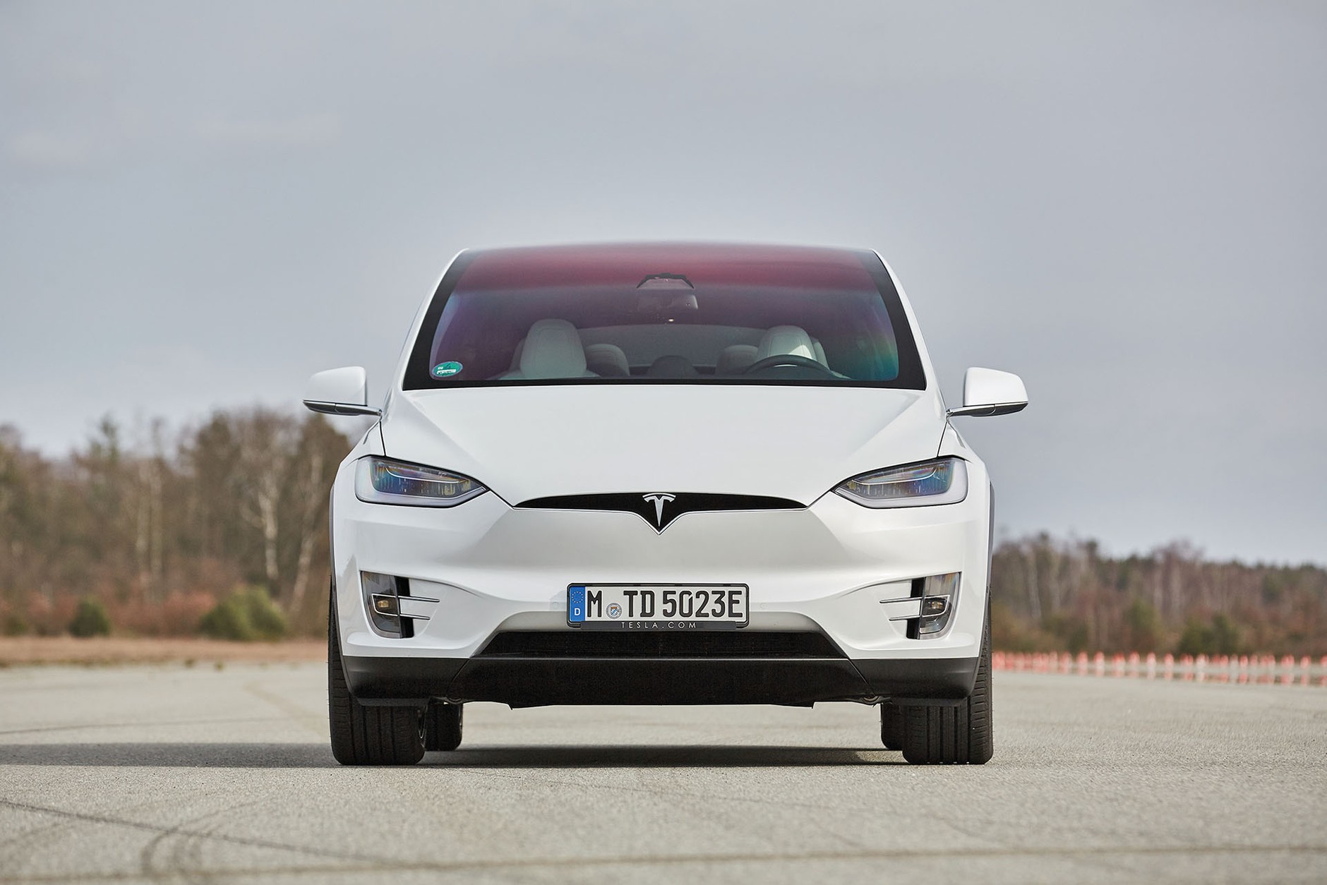 Tesla Model X kontra Audi e-tron - które elektryczne auto będzie lepszym wyborem?