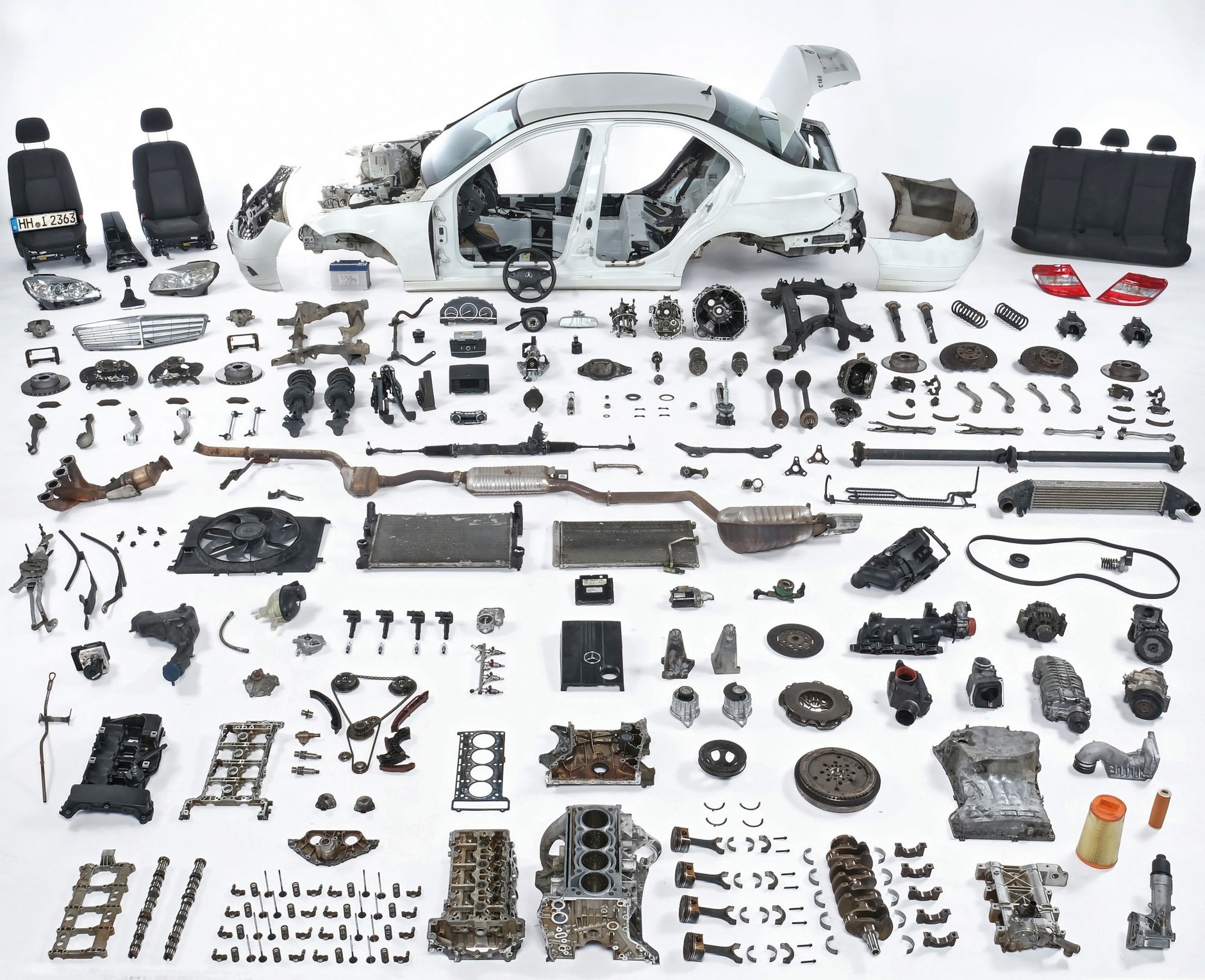 Typowe słabe strony Mercedesa Klasy C: korodujące punkty mocowania tylnej osi i problemy z rozrządem silników M271, w których wycierają się koła zębate współpracujące z łańcuchem rozrządu i prowadnice rozrządu, a także wyciągają się łańcuchy.