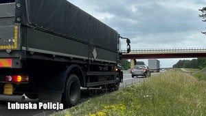 Wjechała Toyotą w wojskową ciężarówkę na S3. Nawet policjanci byli zaskoczeni