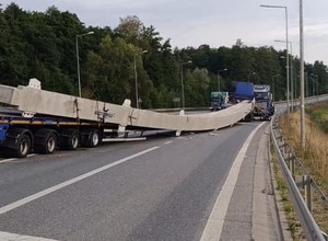 51-tonowy dźwigar spadł z ciężarówki. DK50 udało się odblokować
