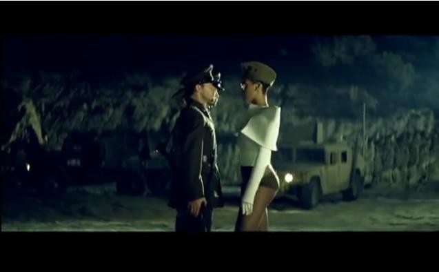 Rihanna na różowym czołgu