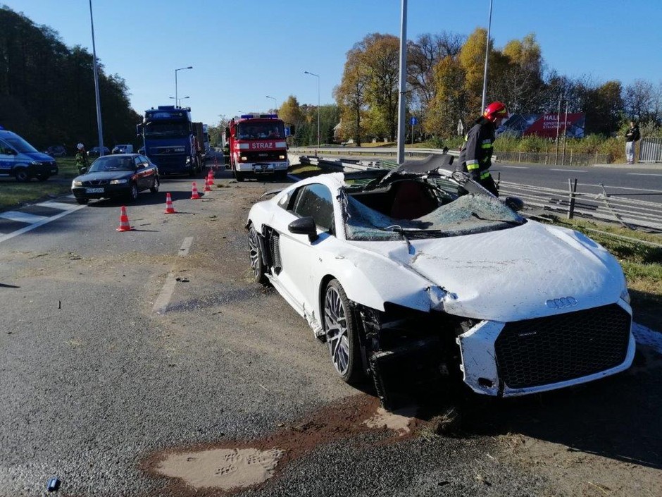 Słoneczna pogoda i prosta droga: niebezpieczne połączenie