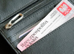 Zabrudzony dowód osobisty zwrócił uwagę policjantów. To miała być zwykła kontrola