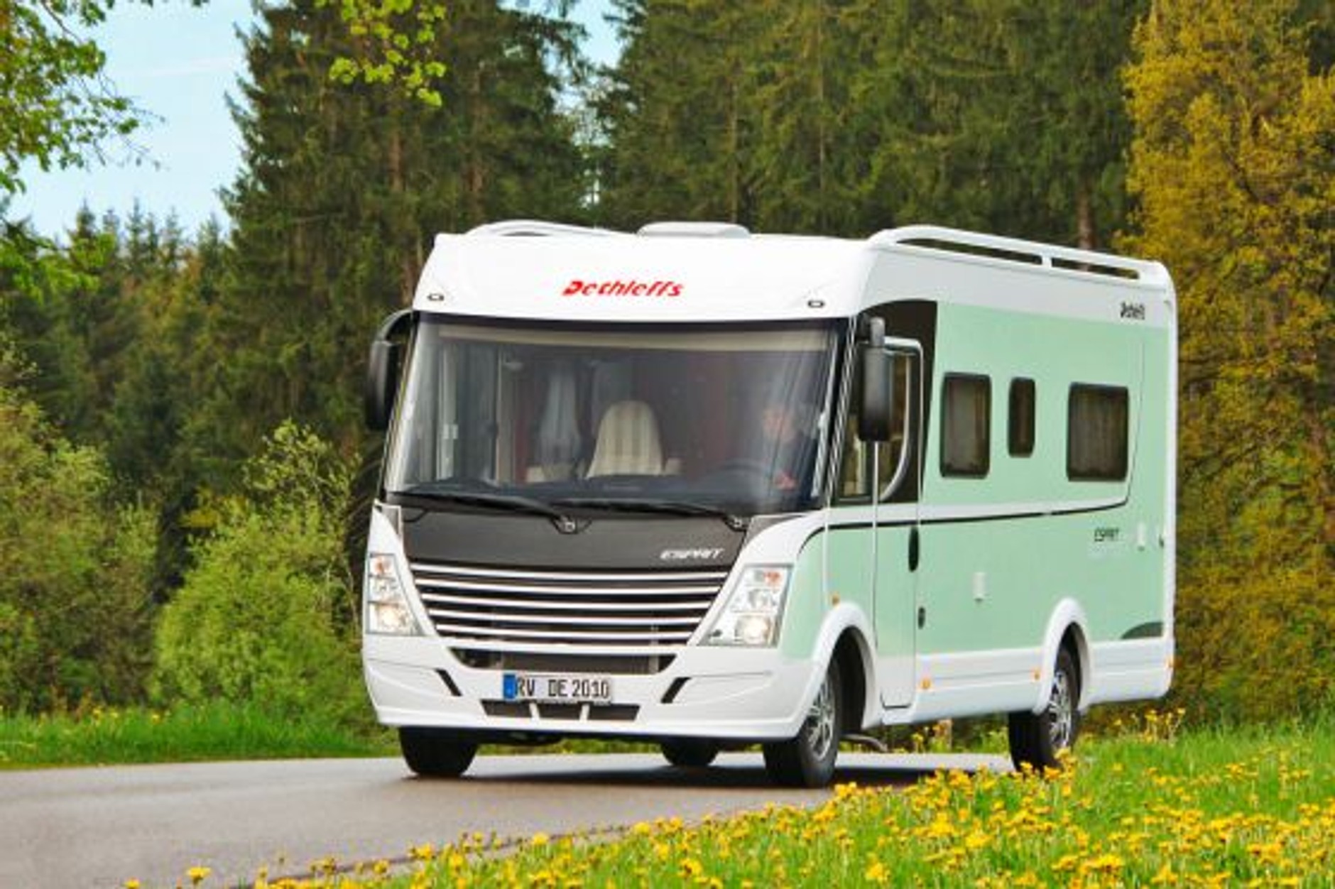 ... więc nie trzeba mieć prawa jazdy na ciężarówki. Ceny od 59.000 euro.