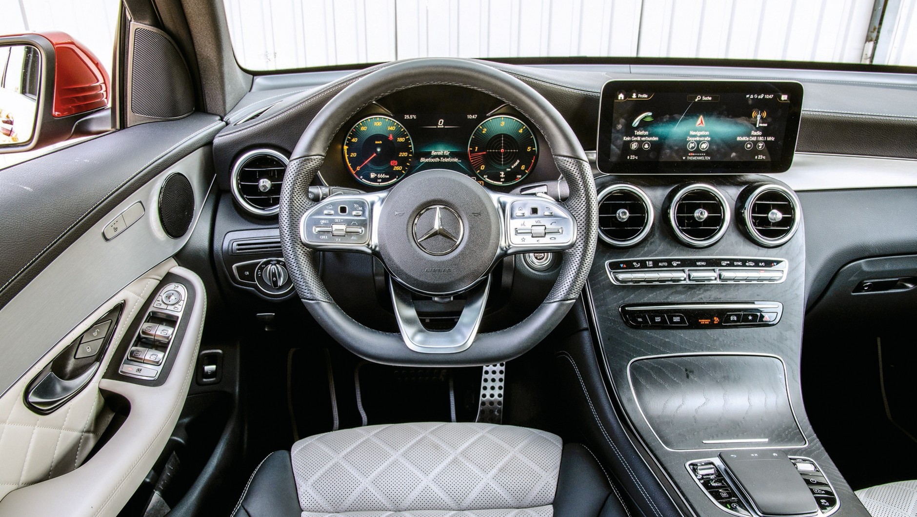 Porównanie SUV-ów: Mercedes GLC Coupe - kokpit