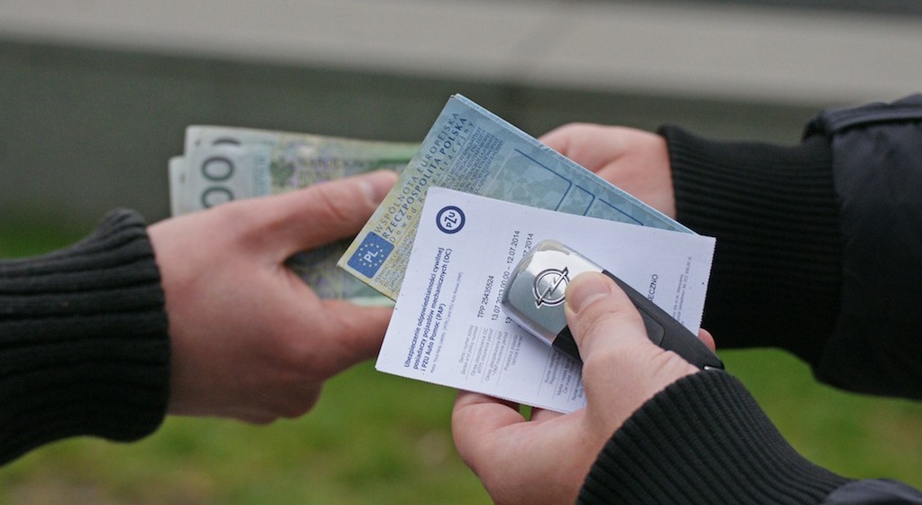 Sprzedajesz auto. A co z polisą OC?