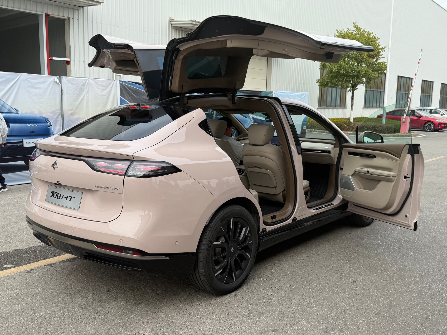 Hyptec HT w wersji z drzwiami otwieranymi do góry