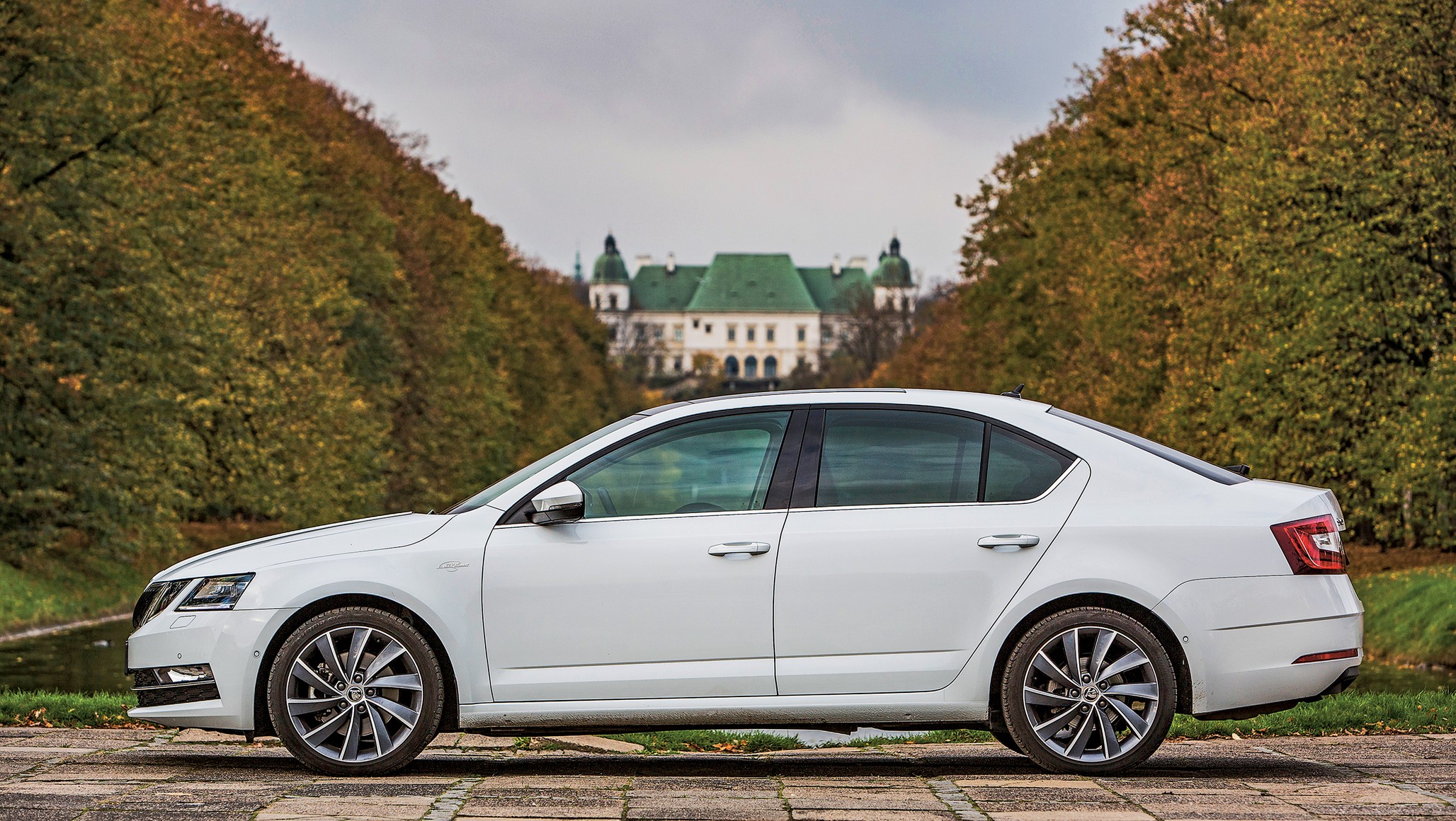 Octavia zawsze rozsadzała ramy segmentu i stała w rozkroku między kompaktami a klasą średnią. Nie inaczej jest i w tej generacji – żadne z aut z tego porównania nie oferuje więcej miejsca w środku, żadne też nie ma tak dużego bagażnika.