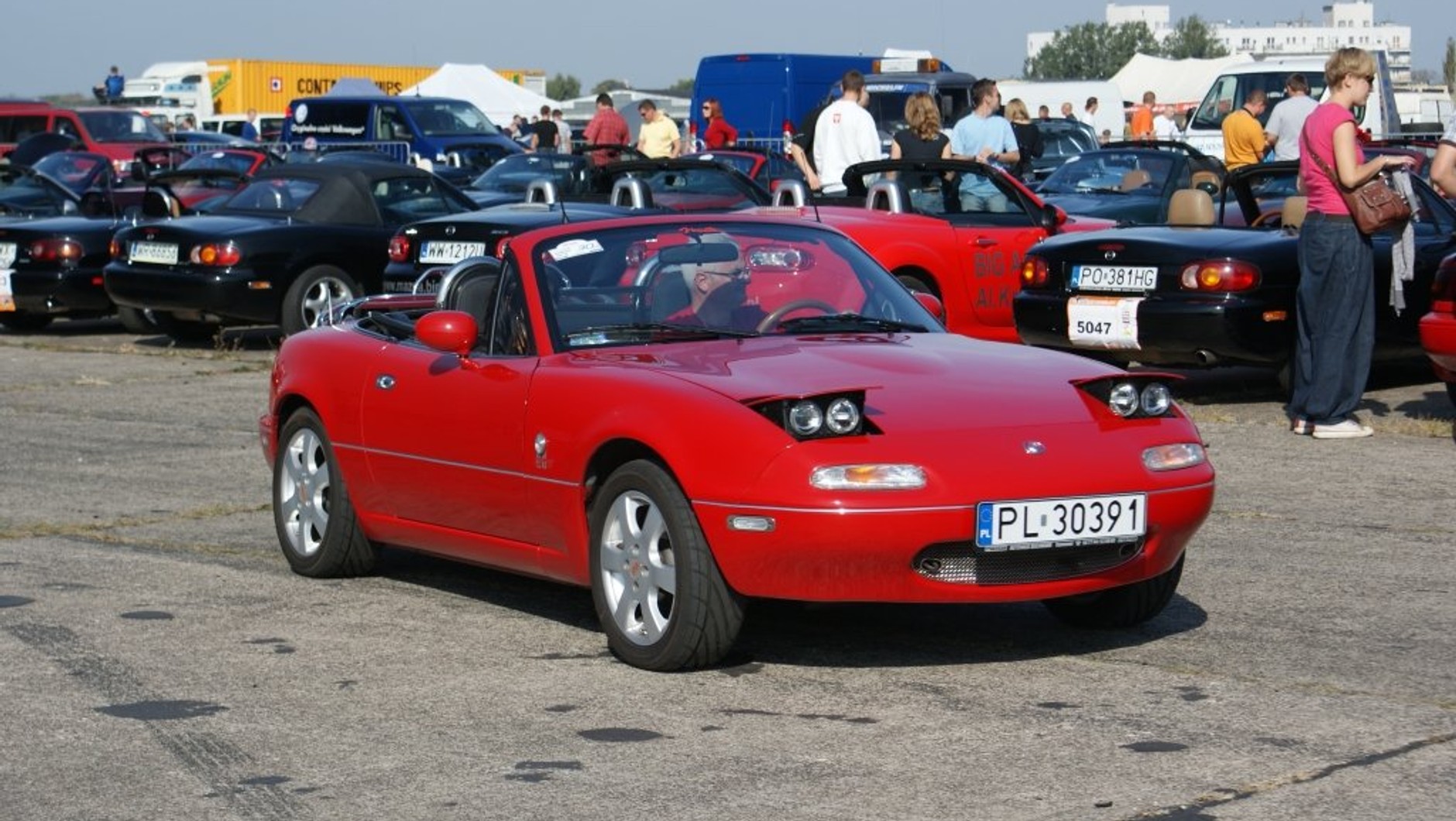 Mazda MX5 pierwszej generacji (nieoryginalne reflektory)
