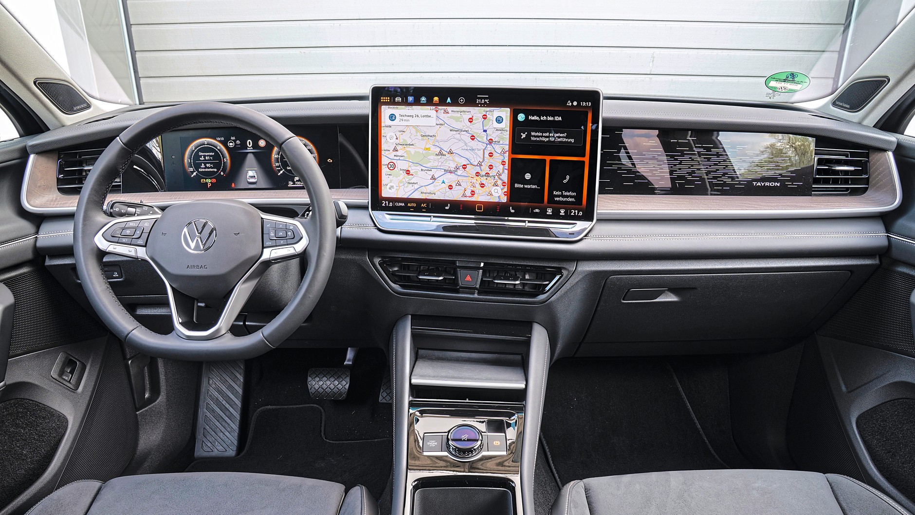 VW Tayron: wnętrze w nowym stylu Volkswagena. Multimedia w końcu (zwykle) działaja tak, jak powinny.